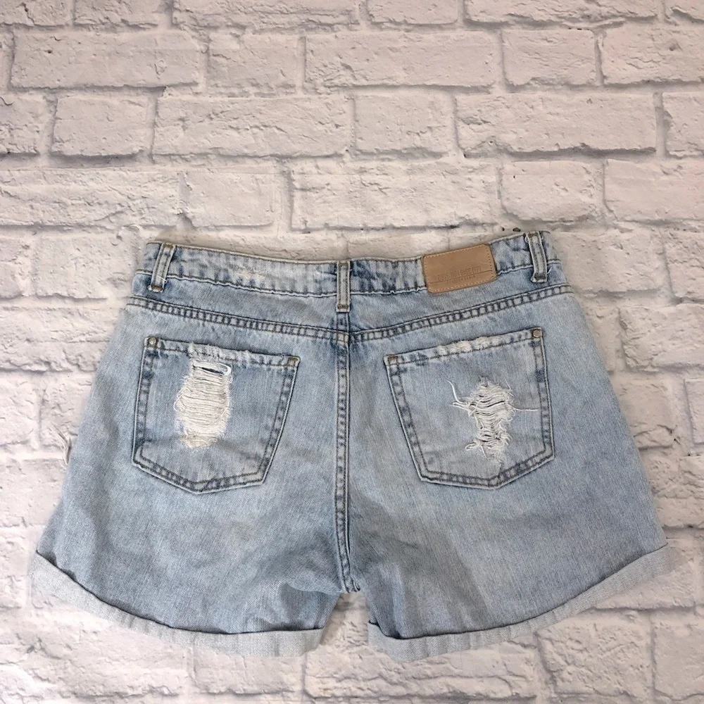 Zara Distressed Denim jean shorts Light wash denim Size 8